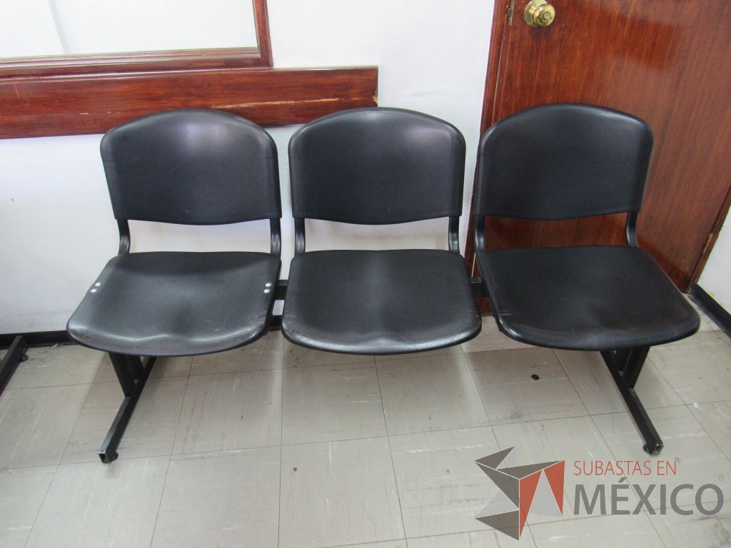 Lote 002 - Banca de espera de 3 plazas con base metálica color negro - Imagen 5