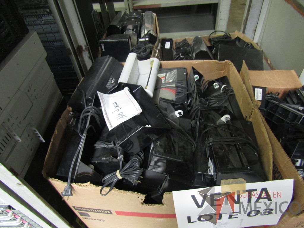 Lote 003 - Lote de 278 bienes diversos (Sillones, botiquines, trituradoras de papel, lámparas de "luz negra", loncheras metálicas...) - Imagen 137