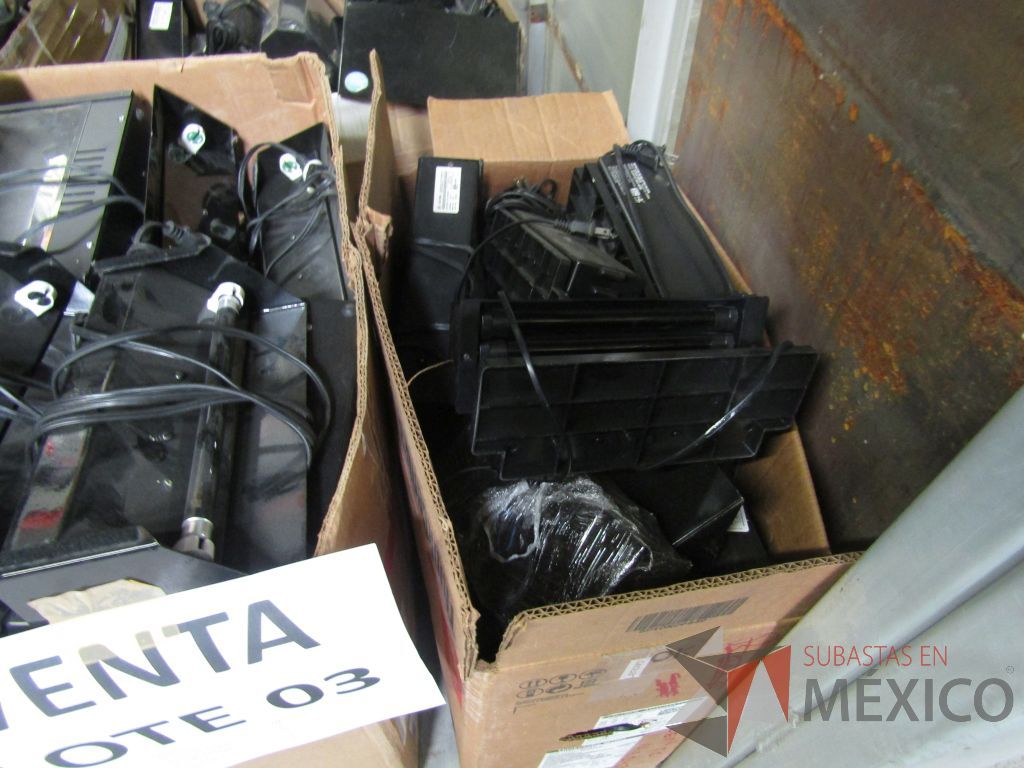 Lote 003 - Lote de 278 bienes diversos (Sillones, botiquines, trituradoras de papel, lámparas de "luz negra", loncheras metálicas...) - Imagen 135