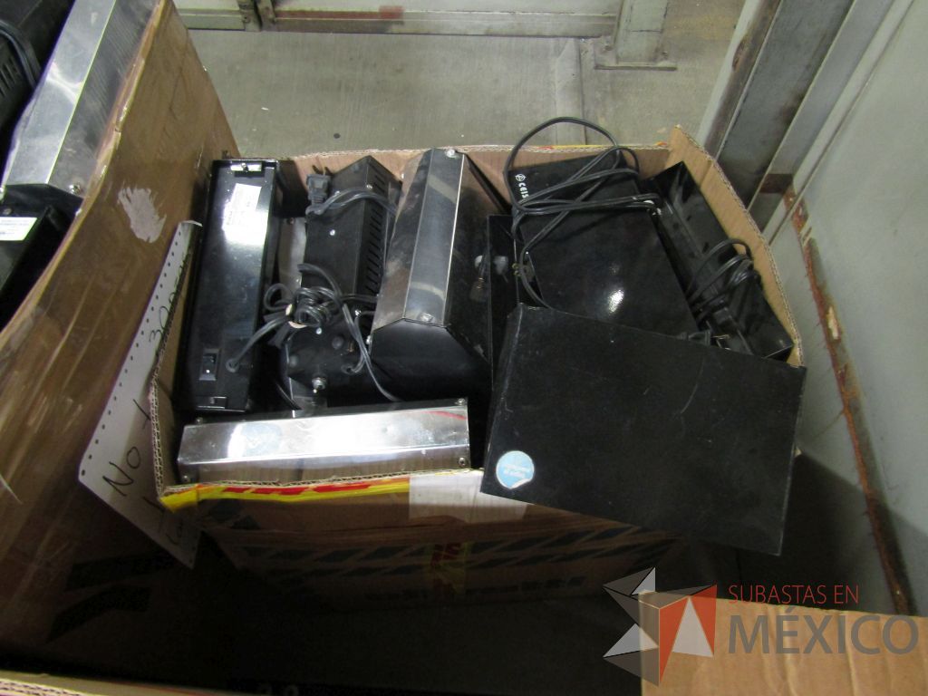 Lote 003 - Lote de 278 bienes diversos (Sillones, botiquines, trituradoras de papel, lámparas de "luz negra", loncheras metálicas...) - Imagen 133
