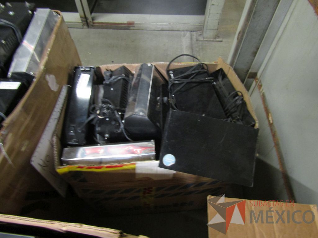 Lote 003 - Lote de 278 bienes diversos (Sillones, botiquines, trituradoras de papel, lámparas de "luz negra", loncheras metálicas...) - Imagen 132
