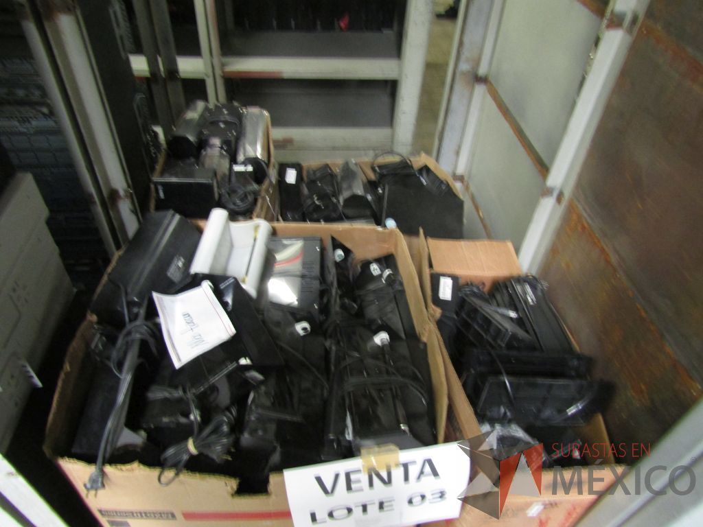Lote 003 - Lote de 278 bienes diversos (Sillones, botiquines, trituradoras de papel, lámparas de "luz negra", loncheras metálicas...) - Imagen 128