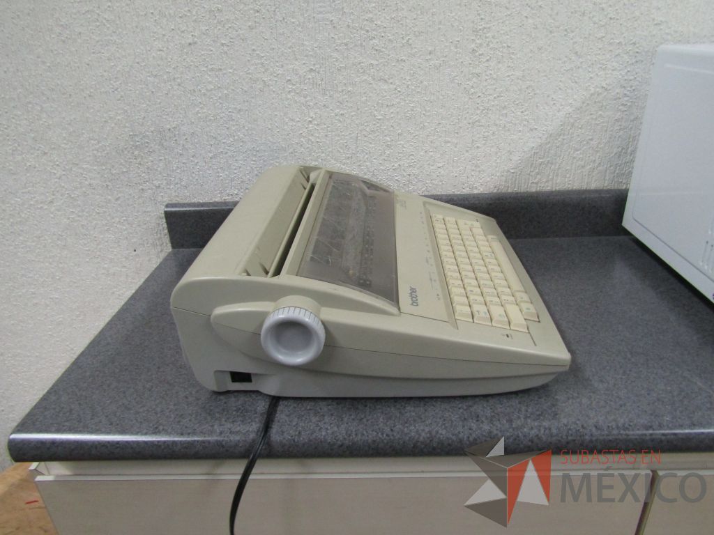 Lote 003 - Lote de 278 bienes diversos (Sillones, botiquines, trituradoras de papel, lámparas de "luz negra", loncheras metálicas...) - Imagen 123