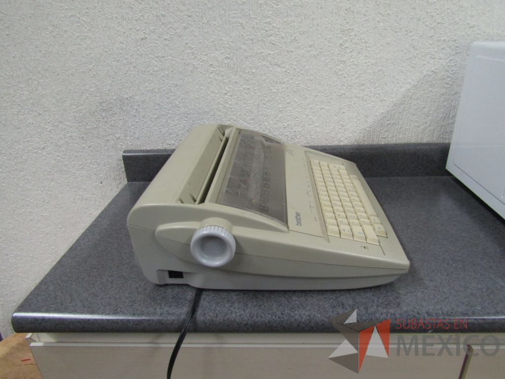 Lote 003 - Lote de 278 bienes diversos (Sillones, botiquines, trituradoras de papel, lámparas de "luz negra", loncheras metálicas...) - Imagen 121