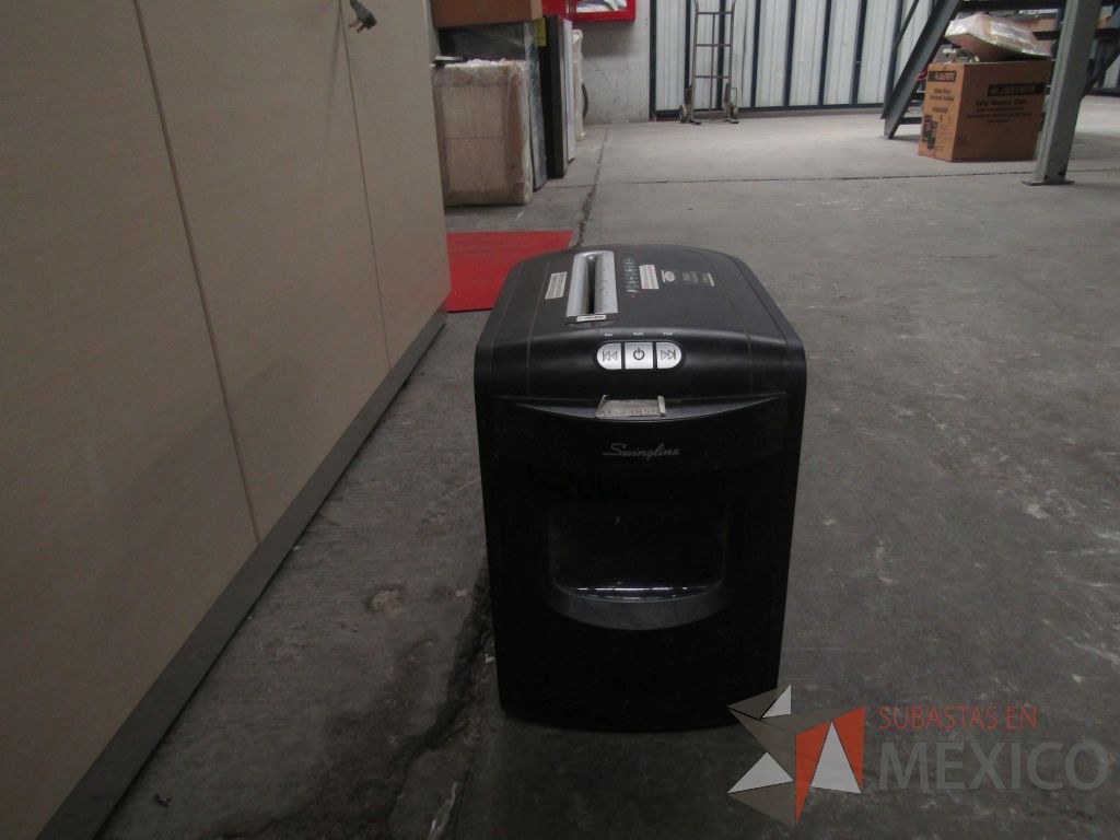 Lote 003 - Lote de 278 bienes diversos (Sillones, botiquines, trituradoras de papel, lámparas de "luz negra", loncheras metálicas...) - Imagen 74
