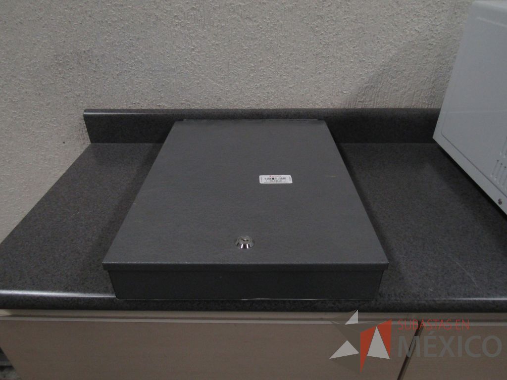 Lote 003 - Lote de 278 bienes diversos (Sillones, botiquines, trituradoras de papel, lámparas de "luz negra", loncheras metálicas...) - Imagen 73