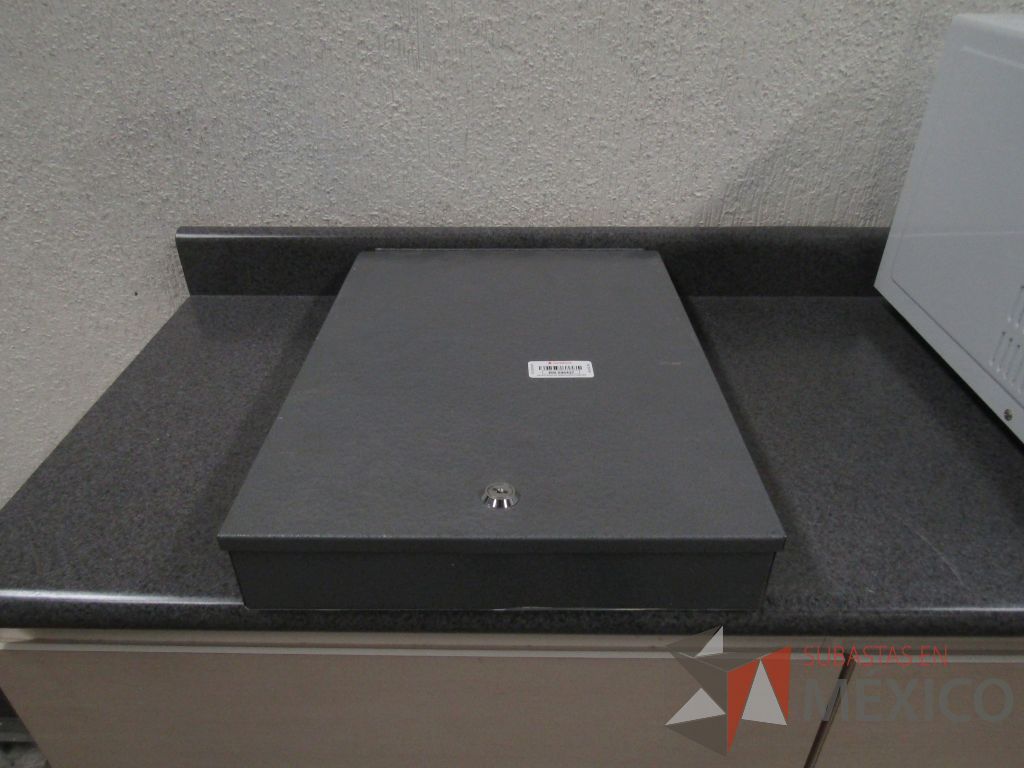 Lote 003 - Lote de 278 bienes diversos (Sillones, botiquines, trituradoras de papel, lámparas de "luz negra", loncheras metálicas...) - Imagen 72