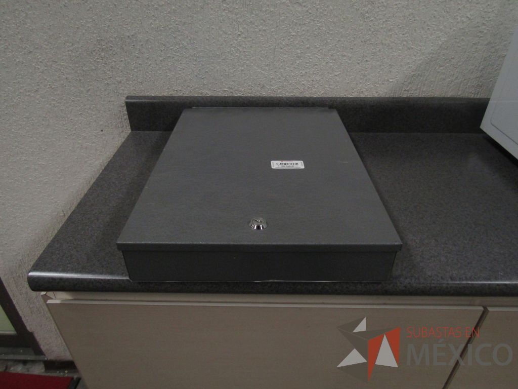 Lote 003 - Lote de 278 bienes diversos (Sillones, botiquines, trituradoras de papel, lámparas de "luz negra", loncheras metálicas...) - Imagen 69