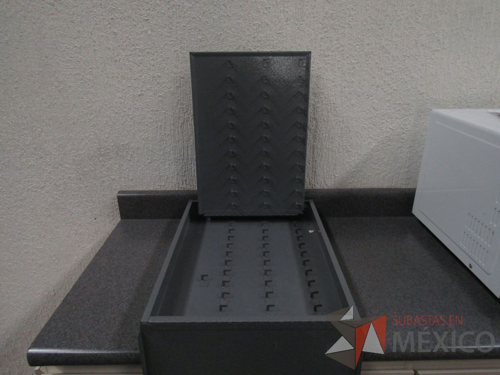 Lote 003 - Lote de 278 bienes diversos (Sillones, botiquines, trituradoras de papel, lámparas de "luz negra", loncheras metálicas...) - Imagen 62