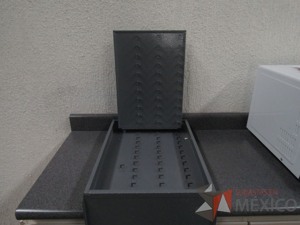Lote 003 - Lote de 278 bienes diversos (Sillones, botiquines, trituradoras de papel, lámparas de "luz negra", loncheras metálicas...) - Imagen 61