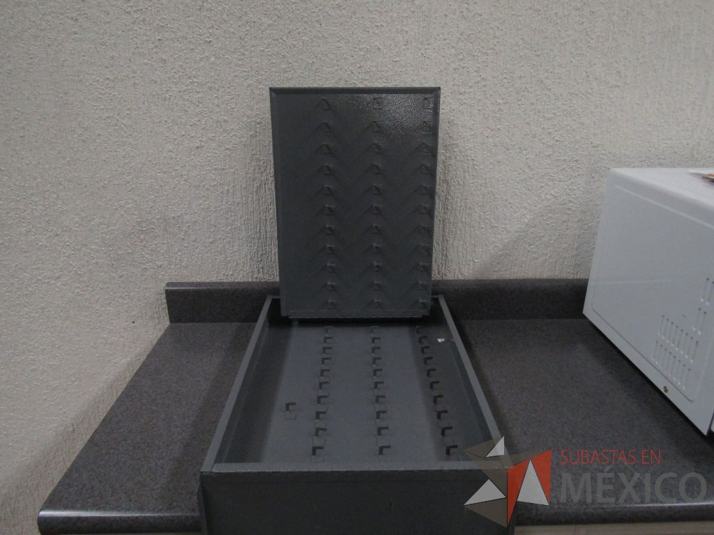 Lote 003 - Lote de 278 bienes diversos (Sillones, botiquines, trituradoras de papel, lámparas de "luz negra", loncheras metálicas...) - Imagen 60