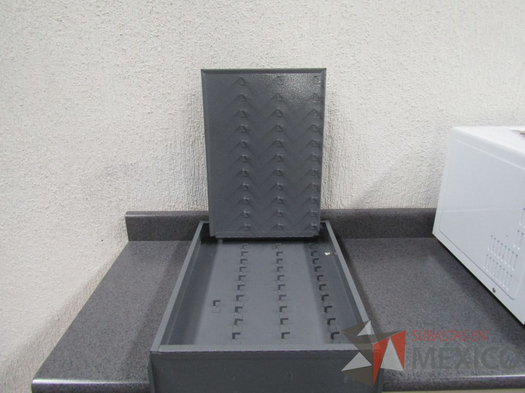 Lote 003 - Lote de 278 bienes diversos (Sillones, botiquines, trituradoras de papel, lámparas de "luz negra", loncheras metálicas...) - Imagen 59