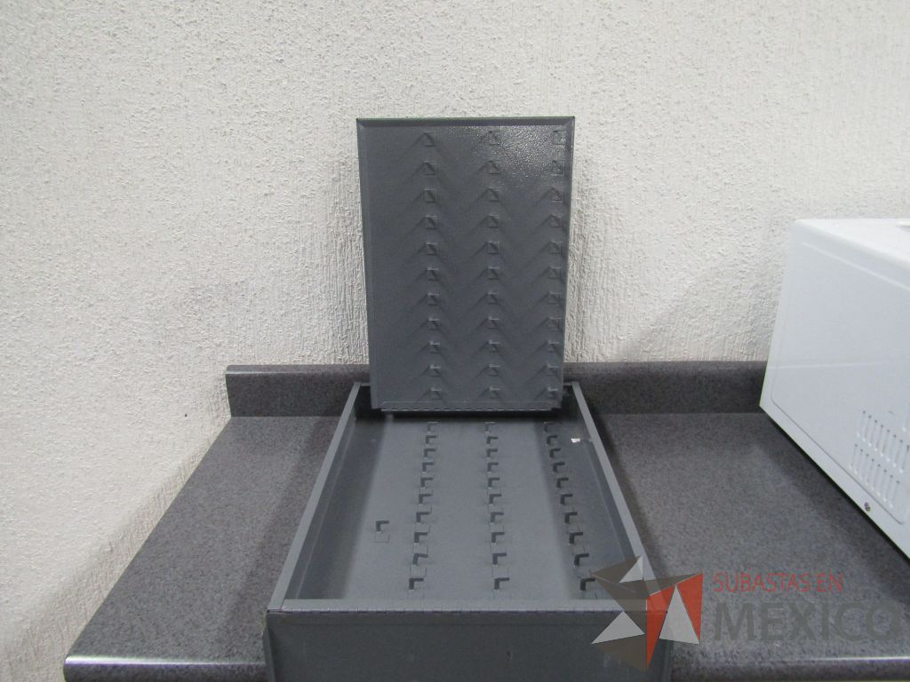 Lote 003 - Lote de 278 bienes diversos (Sillones, botiquines, trituradoras de papel, lámparas de "luz negra", loncheras metálicas...) - Imagen 58
