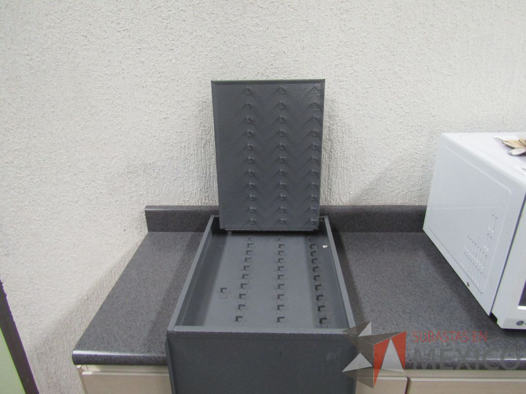 Lote 003 - Lote de 278 bienes diversos (Sillones, botiquines, trituradoras de papel, lámparas de "luz negra", loncheras metálicas...) - Imagen 57