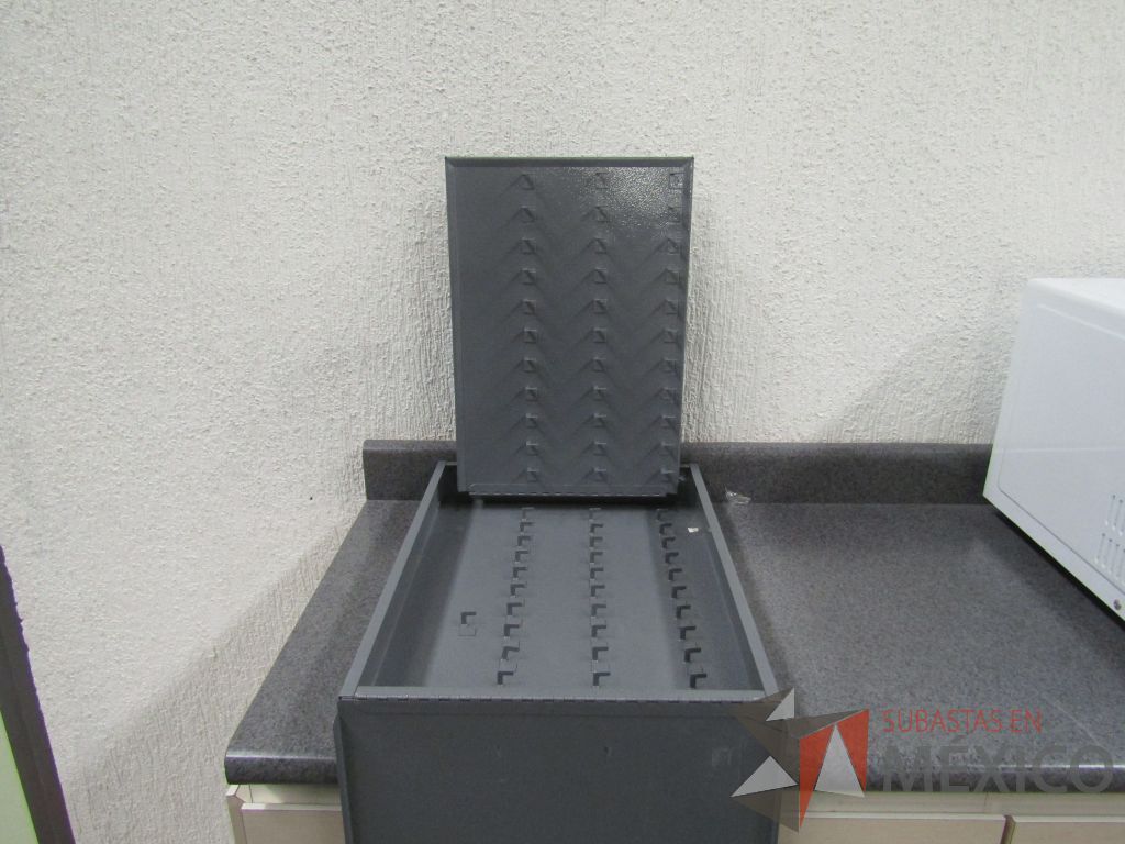 Lote 003 - Lote de 278 bienes diversos (Sillones, botiquines, trituradoras de papel, lámparas de "luz negra", loncheras metálicas...) - Imagen 6