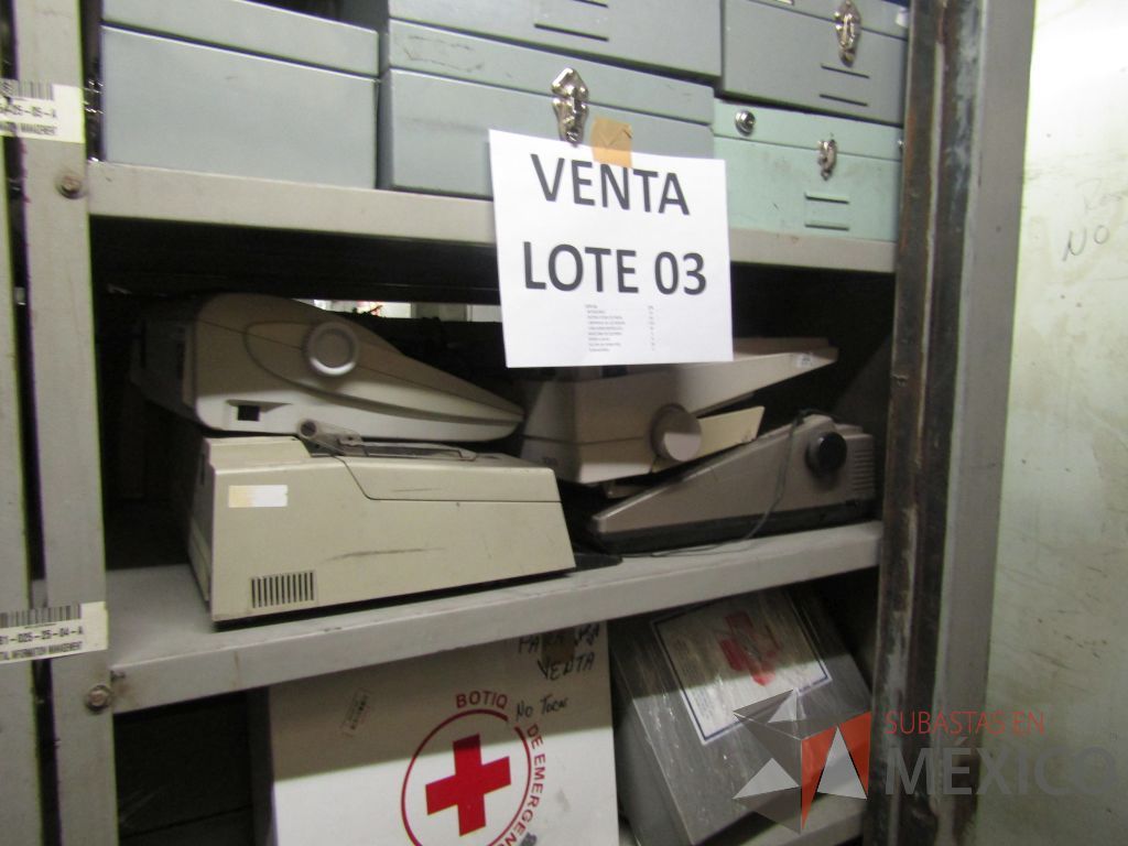 Lote 003 - Lote de 278 bienes diversos (Sillones, botiquines, trituradoras de papel, lámparas de "luz negra", loncheras metálicas...) - Imagen 53