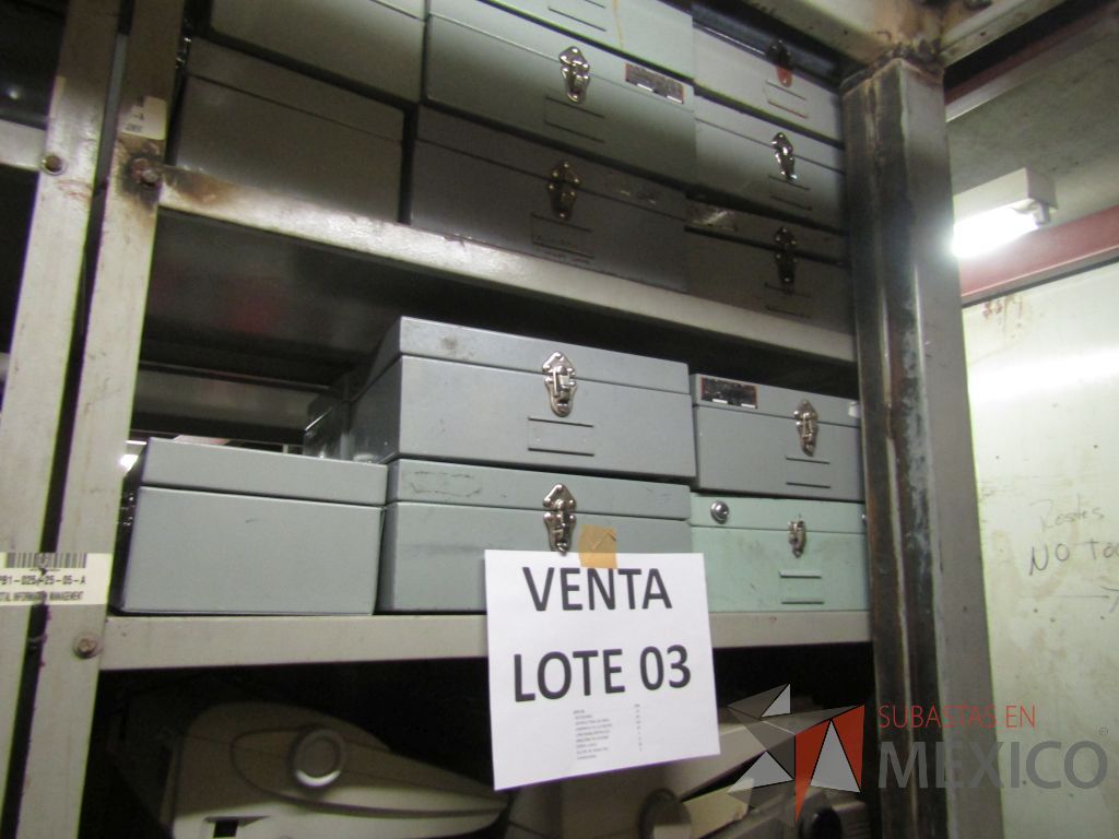 Lote 003 - Lote de 278 bienes diversos (Sillones, botiquines, trituradoras de papel, lámparas de "luz negra", loncheras metálicas...) - Imagen 51