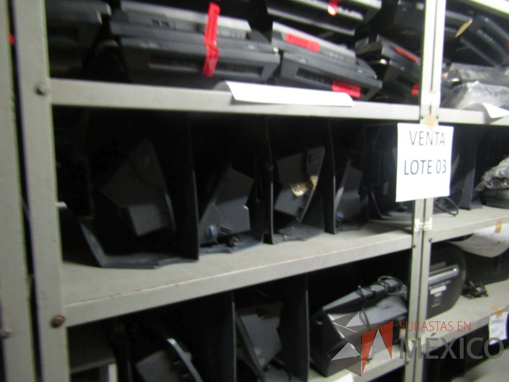 Lote 003 - Lote de 278 bienes diversos (Sillones, botiquines, trituradoras de papel, lámparas de "luz negra", loncheras metálicas...) - Imagen 44