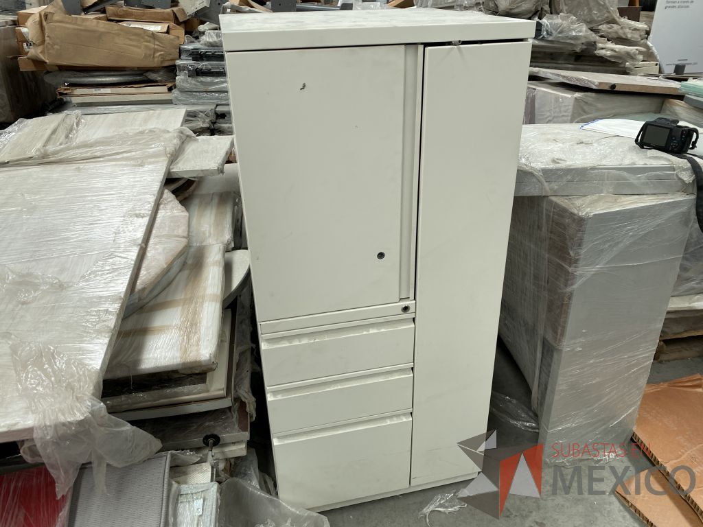 Lote 058 - Gabinete con 2 puertas y 3 cajones color blanco - Imagen 2