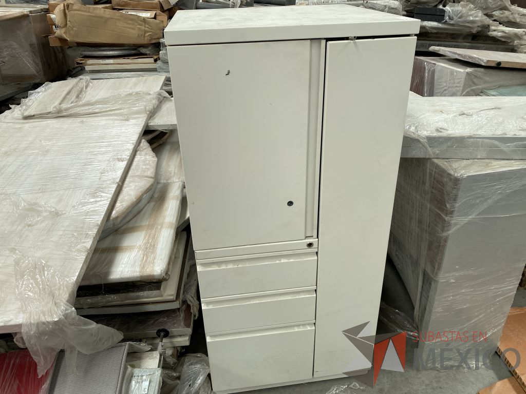 Lote 058 - Gabinete con 2 puertas y 3 cajones color blanco - Imagen 3