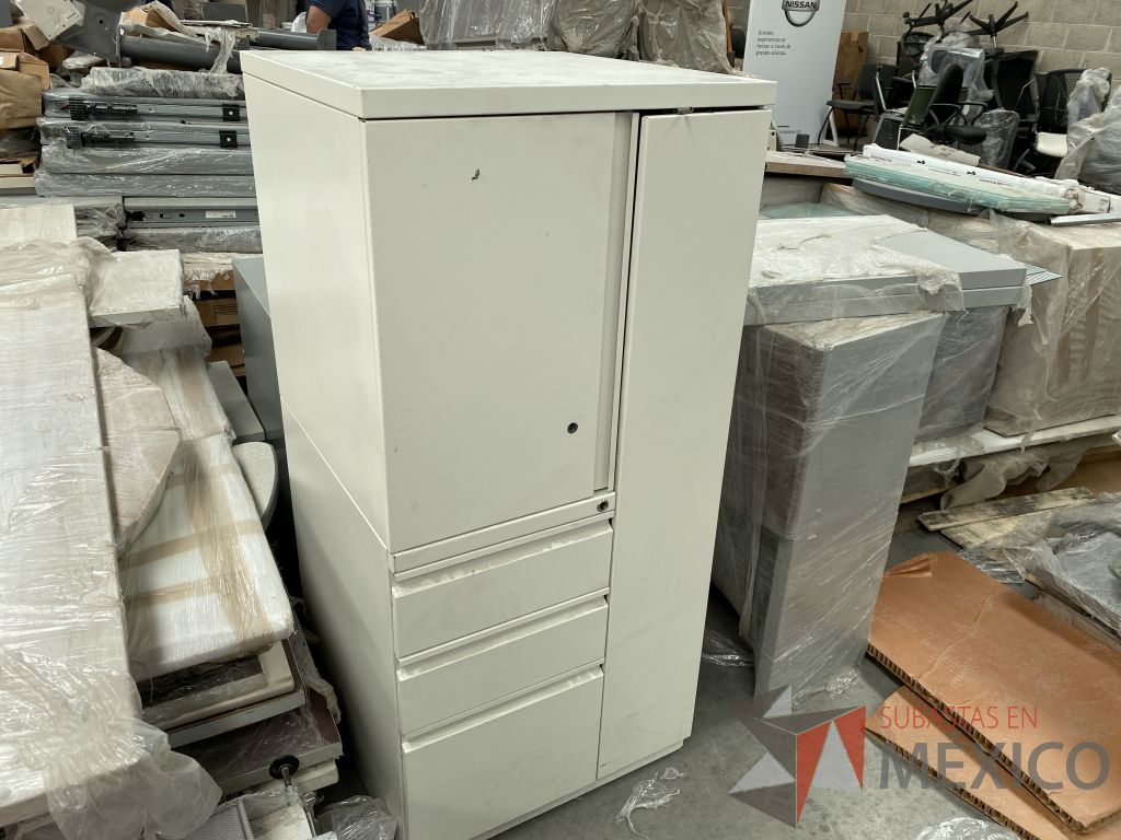 Lote 058 - Gabinete con 2 puertas y 3 cajones color blanco