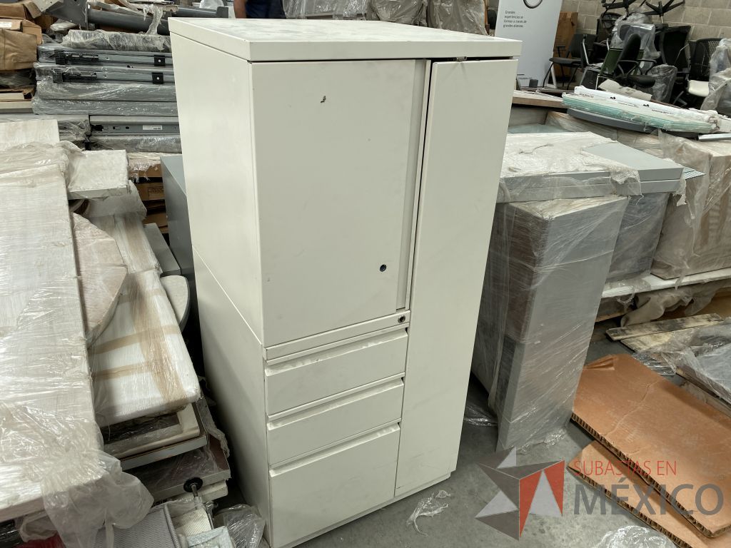 Lote 058 - Gabinete con 2 puertas y 3 cajones color blanco - Imagen 4