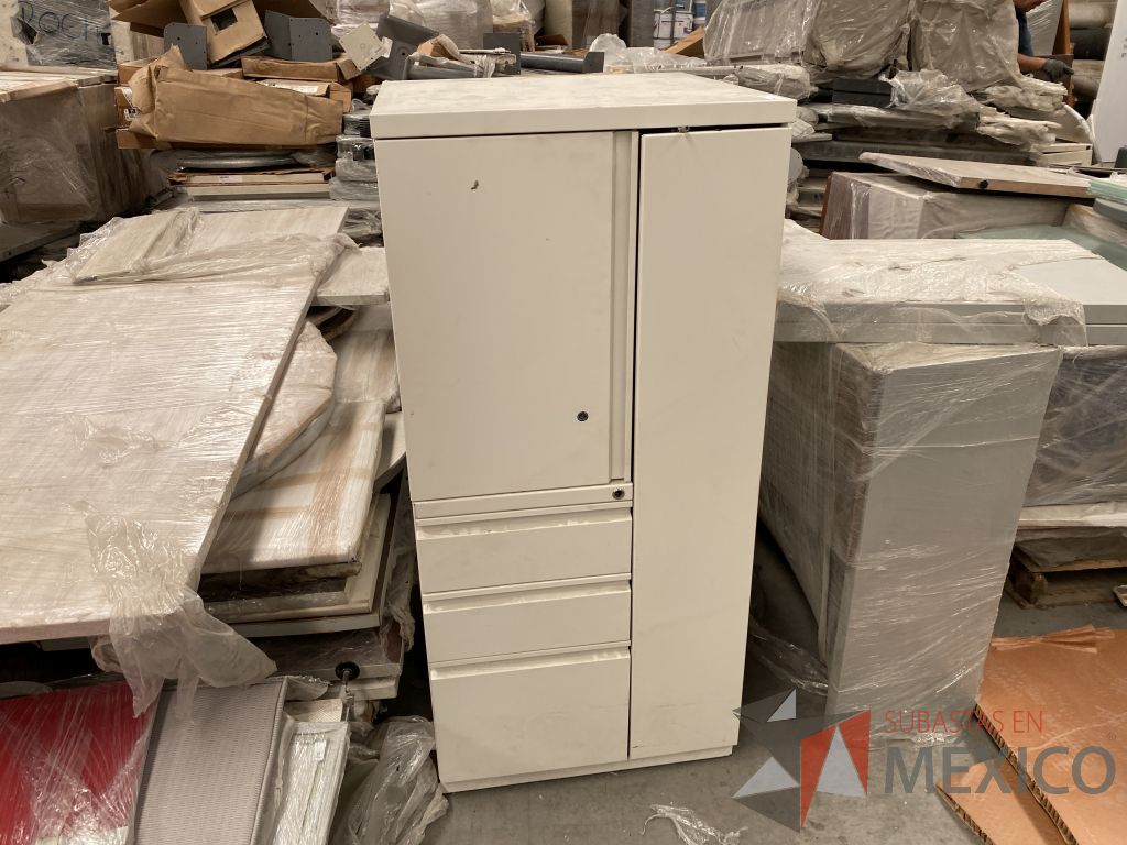 Lote 058 - Gabinete con 2 puertas y 3 cajones color blanco - Imagen 7