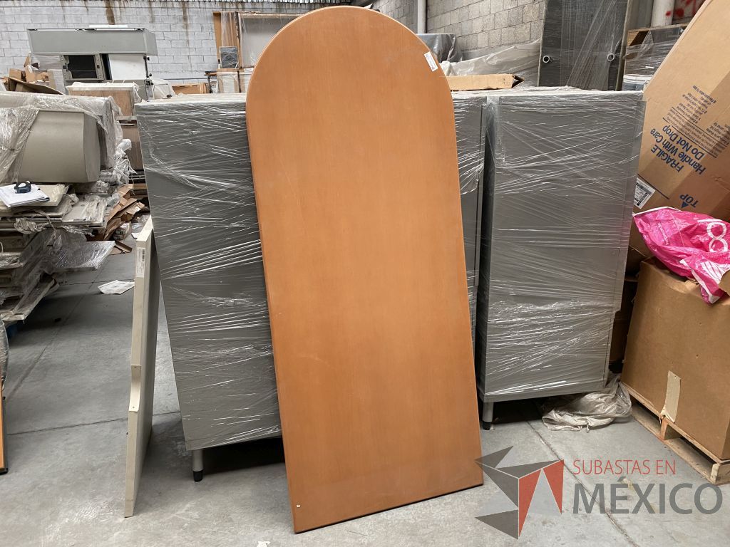Lote 040 - 11 Cubiertas, 10 cajas con accesorios para mampara y 9 pata metálicas