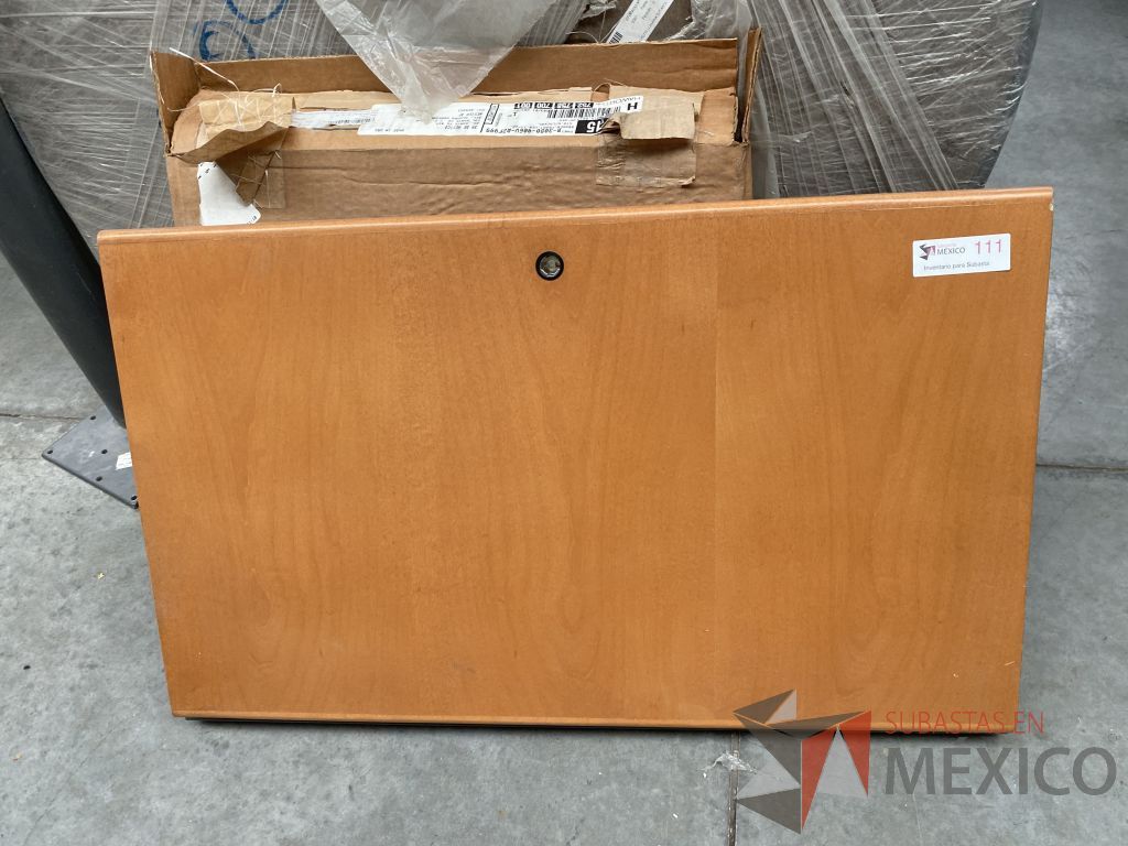 Lote 040 - 11 Cubiertas, 10 cajas con accesorios para mampara y 9 pata metálicas - Imagen 6