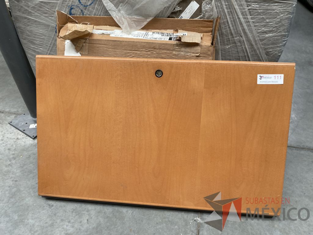Lote 040 - 11 Cubiertas, 10 cajas con accesorios para mampara y 9 pata metálicas - Imagen 7