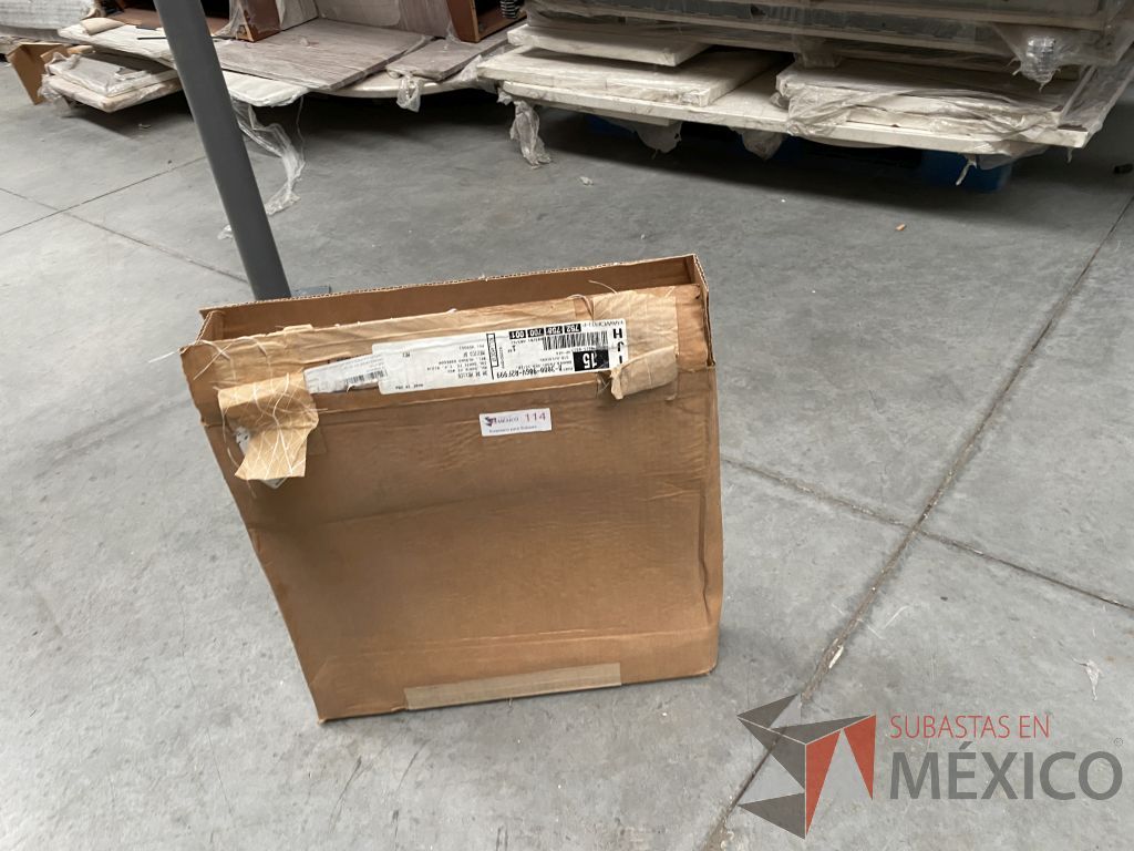 Lote 040 - 11 Cubiertas, 10 cajas con accesorios para mampara y 9 pata metálicas - Imagen 10
