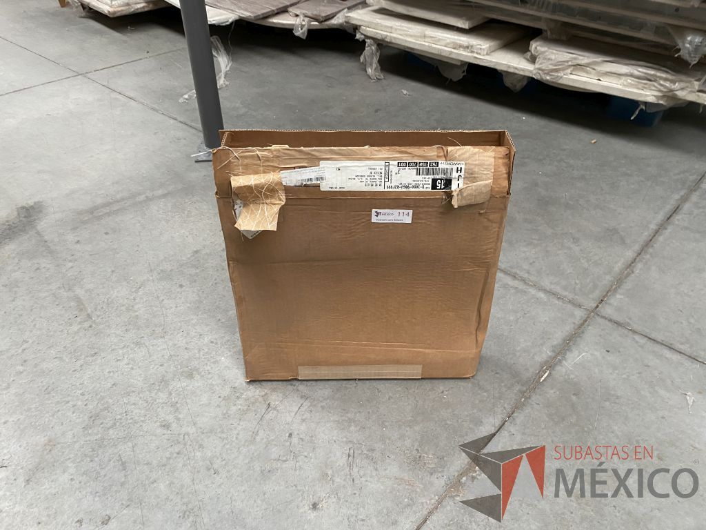 Lote 040 - 11 Cubiertas, 10 cajas con accesorios para mampara y 9 pata metálicas - Imagen 12
