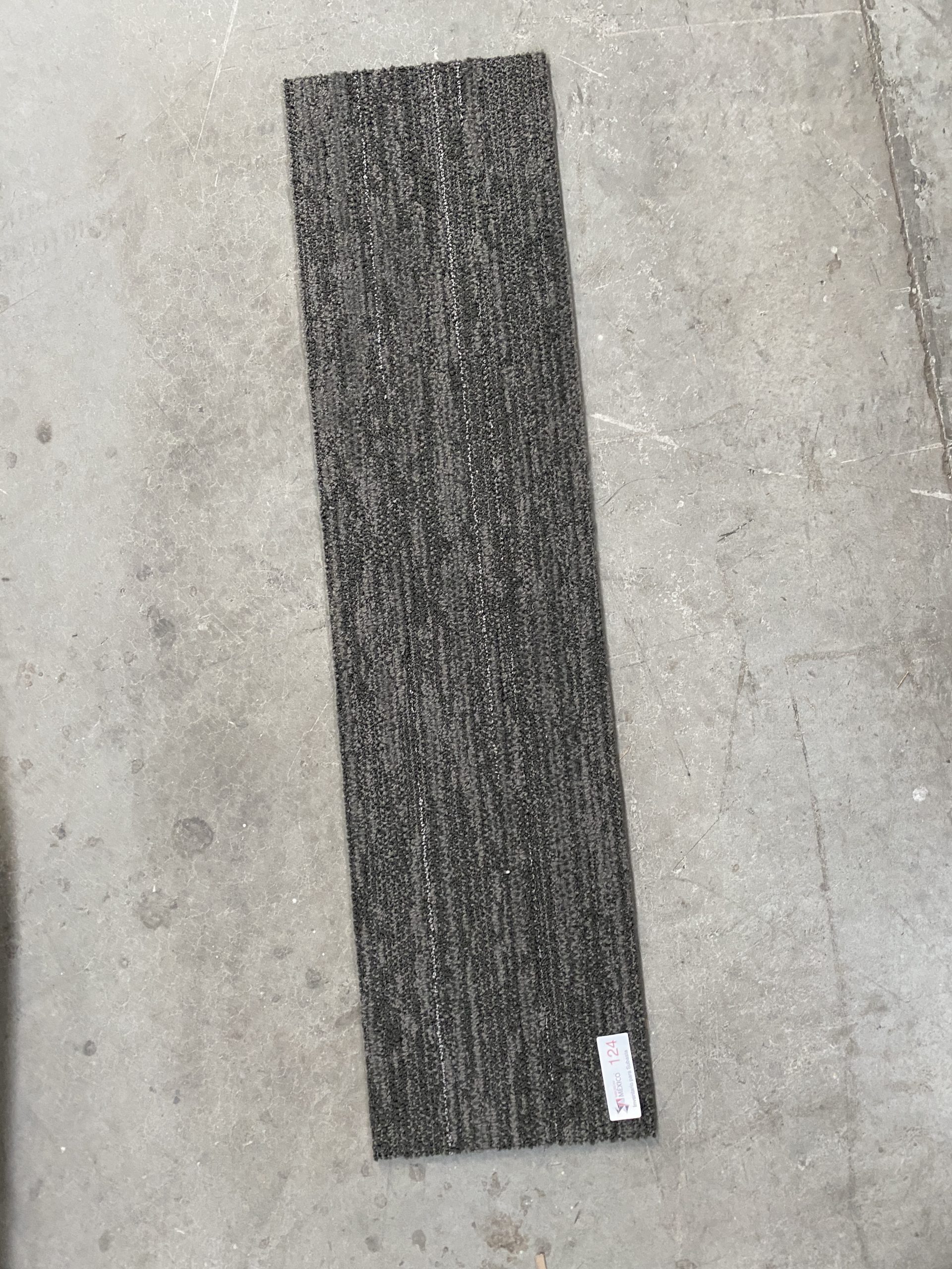 Lote 054 - 60 piezas de alfombra modular color gris, Modelo: QE0C414, 12.4 m2 - Imagen 2