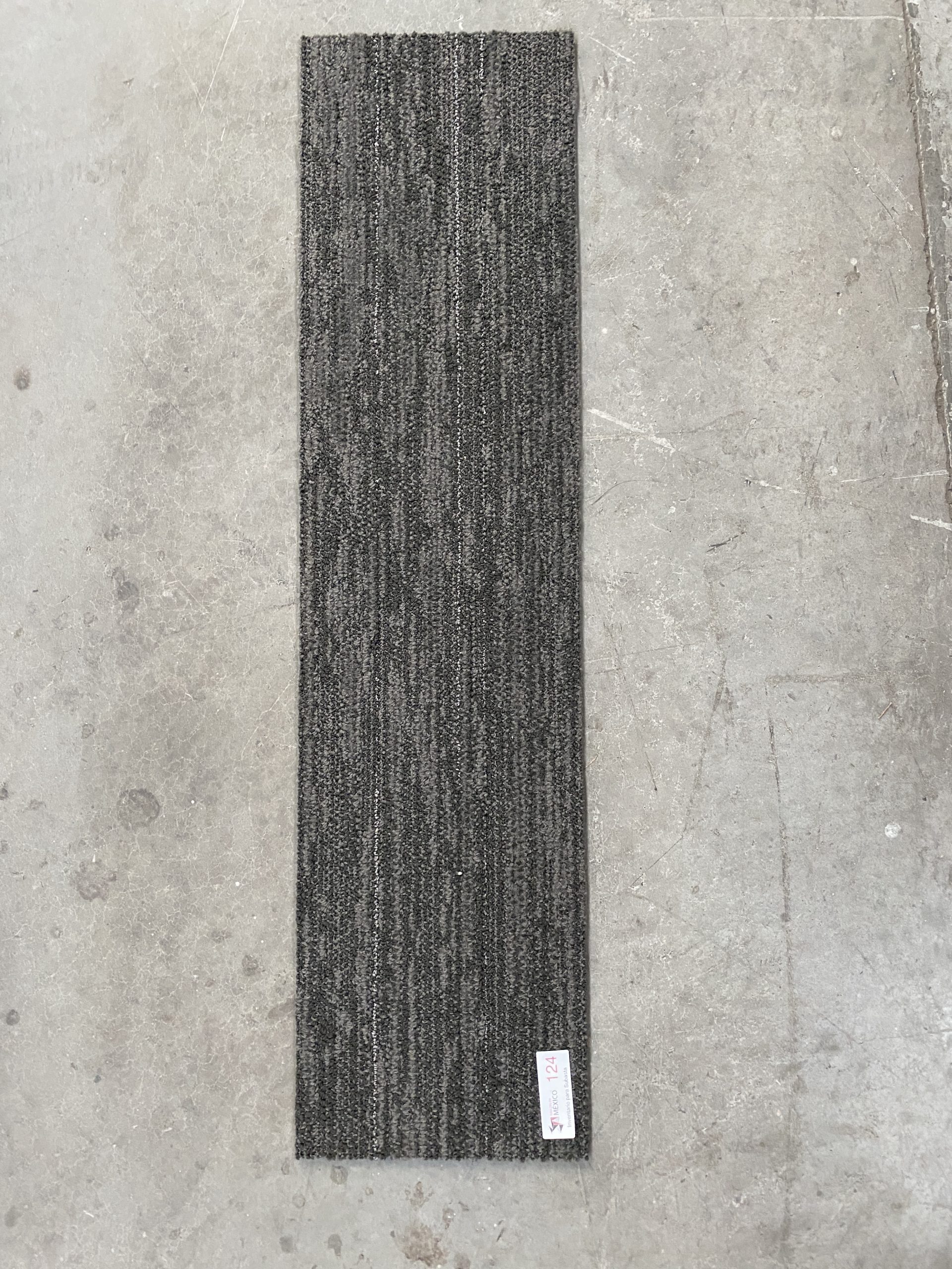 Lote 054 - 60 piezas de alfombra modular color gris, Modelo: QE0C414, 12.4 m2 - Imagen 3