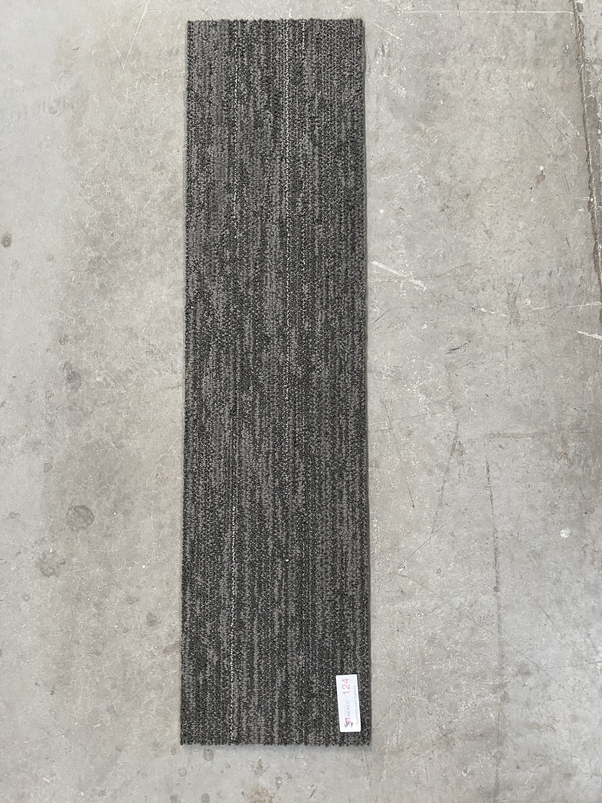 Lote 054 - 60 piezas de alfombra modular color gris, Modelo: QE0C414, 12.4 m2 - Imagen 4