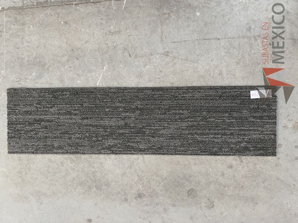 Lote 054 - 60 piezas de alfombra modular color gris, Modelo: QE0C414, 12.4 m2