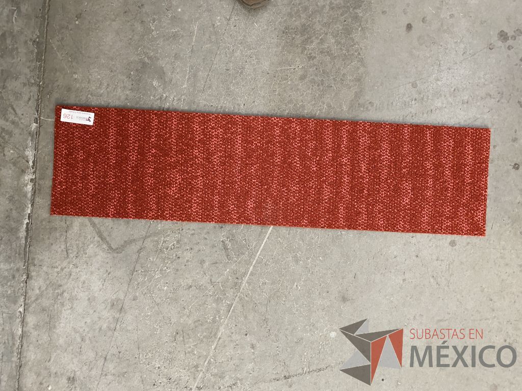 Lote 065 - 23 piezas de alfombra modular color rojo, Modelo: QE09GK0, 4.8 m2 - Imagen 2
