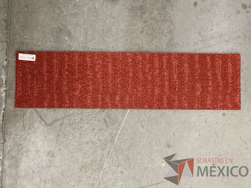 Lote 065 - 23 piezas de alfombra modular color rojo, Modelo: QE09GK0, 4.8 m2 - Imagen 3