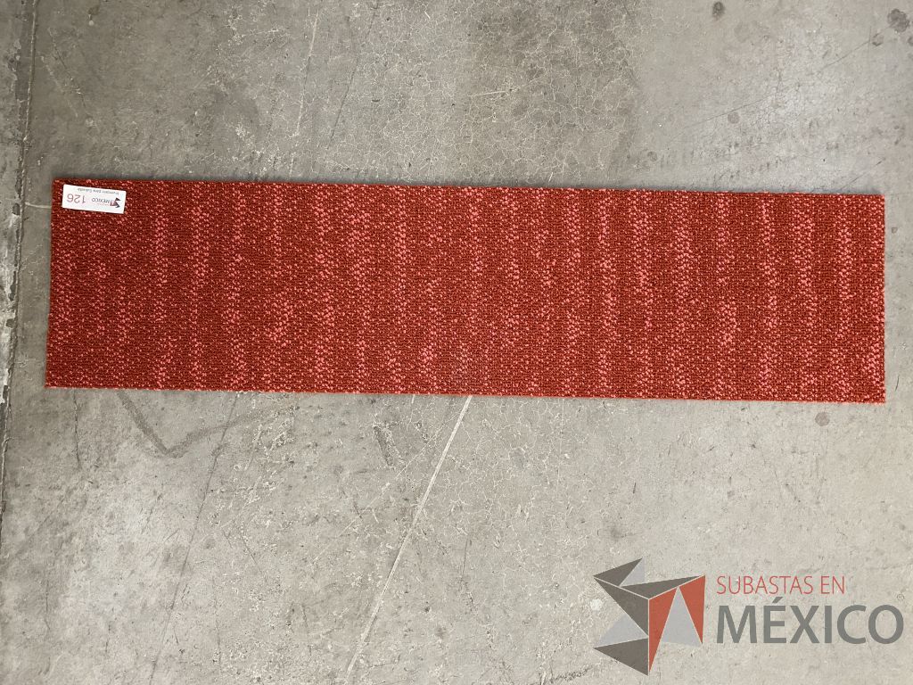 Lote 065 - 23 piezas de alfombra modular color rojo, Modelo: QE09GK0, 4.8 m2