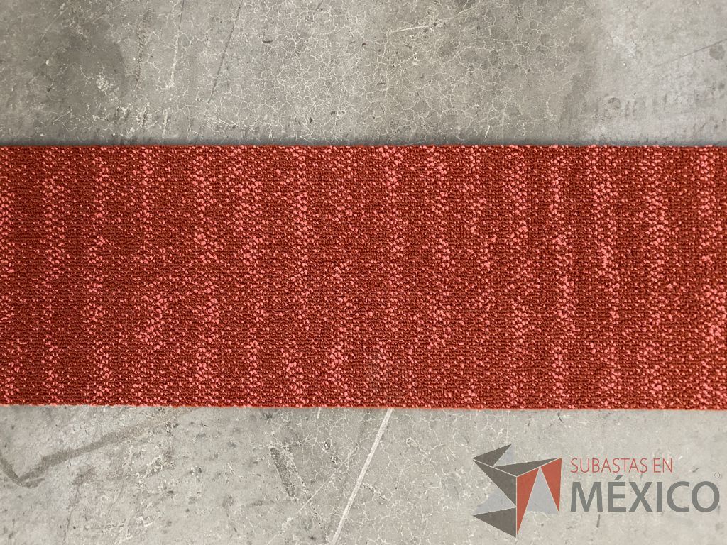 Lote 065 - 23 piezas de alfombra modular color rojo, Modelo: QE09GK0, 4.8 m2 - Imagen 4