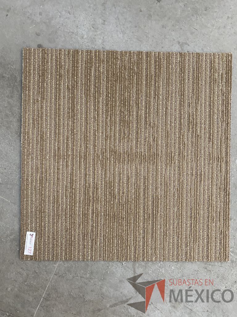 Lote 010 - 490 piezas de alfombra modular color café, Modelo: QE069NC, 101.4 m2 - Imagen 2