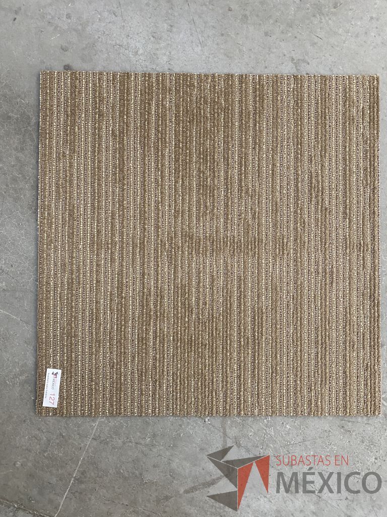 Lote 010 - 490 piezas de alfombra modular color café, Modelo: QE069NC, 101.4 m2 - Imagen 3