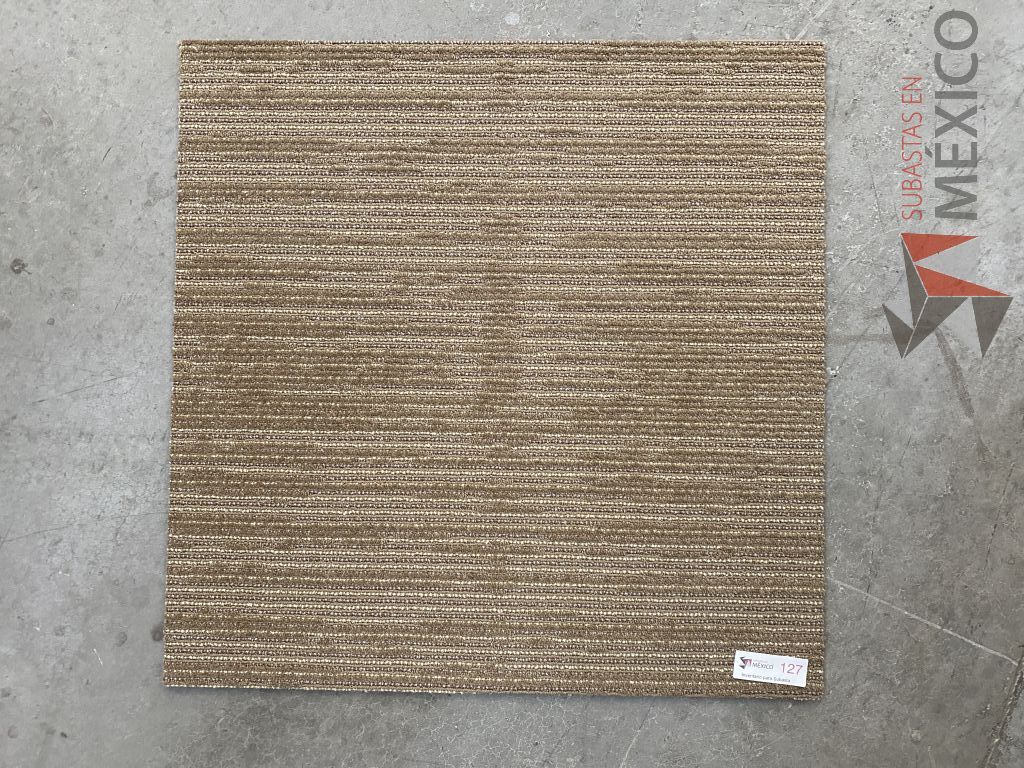 Lote 010 - 490 piezas de alfombra modular color café, Modelo: QE069NC, 101.4 m2