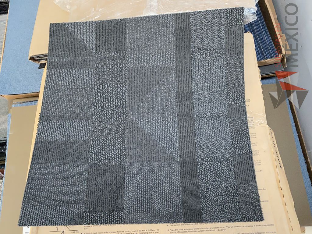 Lote 060 - 24 piezas alfombra modular color gris, Modelo: 86505, 8.6 m2