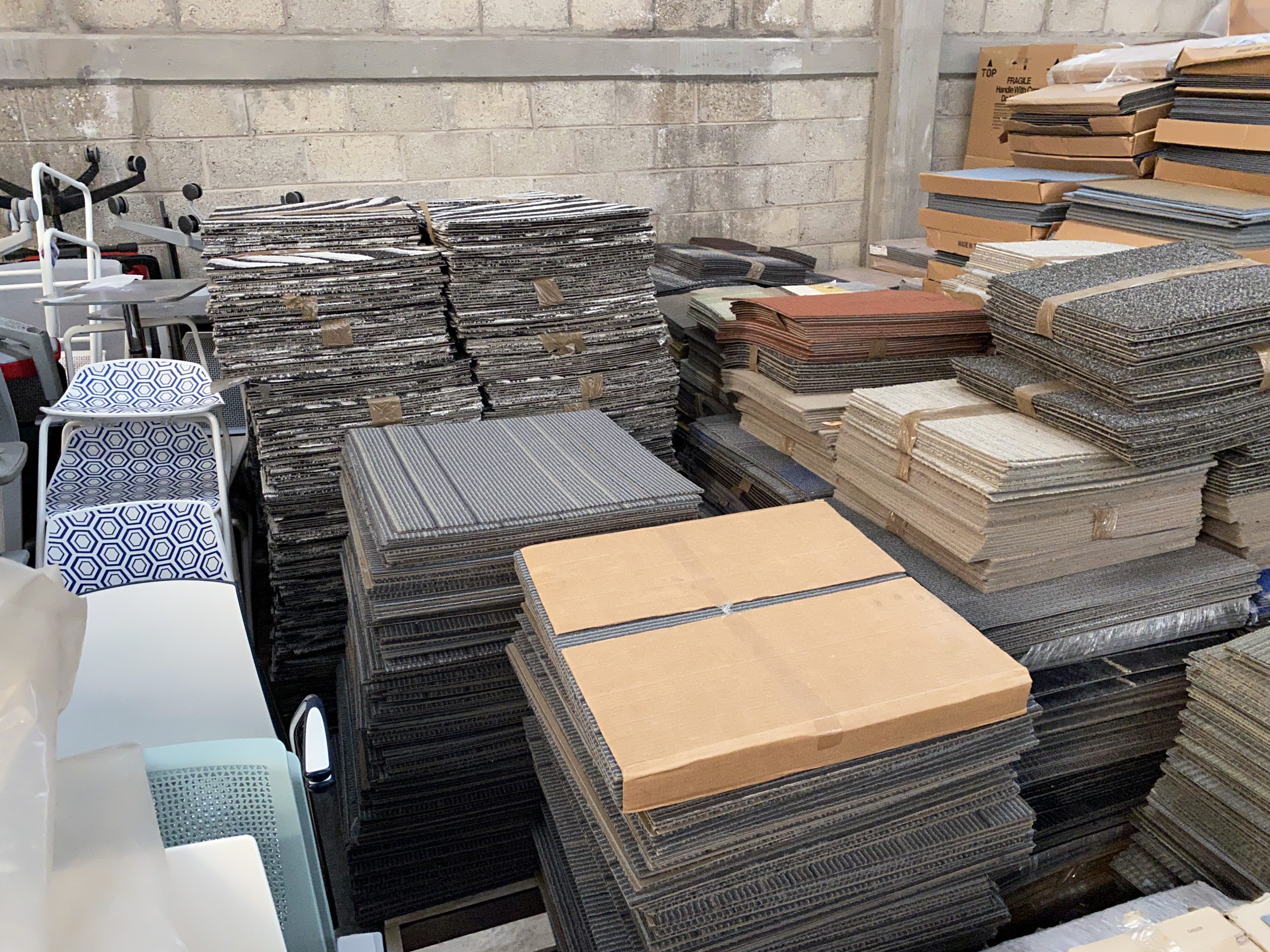 Lote 056 - 456 piezas de alfombra modular color gris, Modelo: QW02DHC, 164.2 m2 - Imagen 4