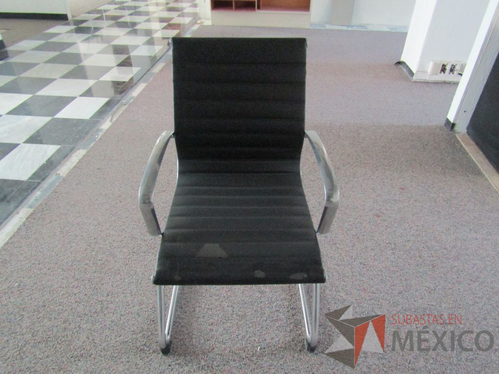 Lote 033 - 8 Silla de visita tipo trineo,con asiento y respaldo tipo piel color negro. (en mal estado) - Imagen 2