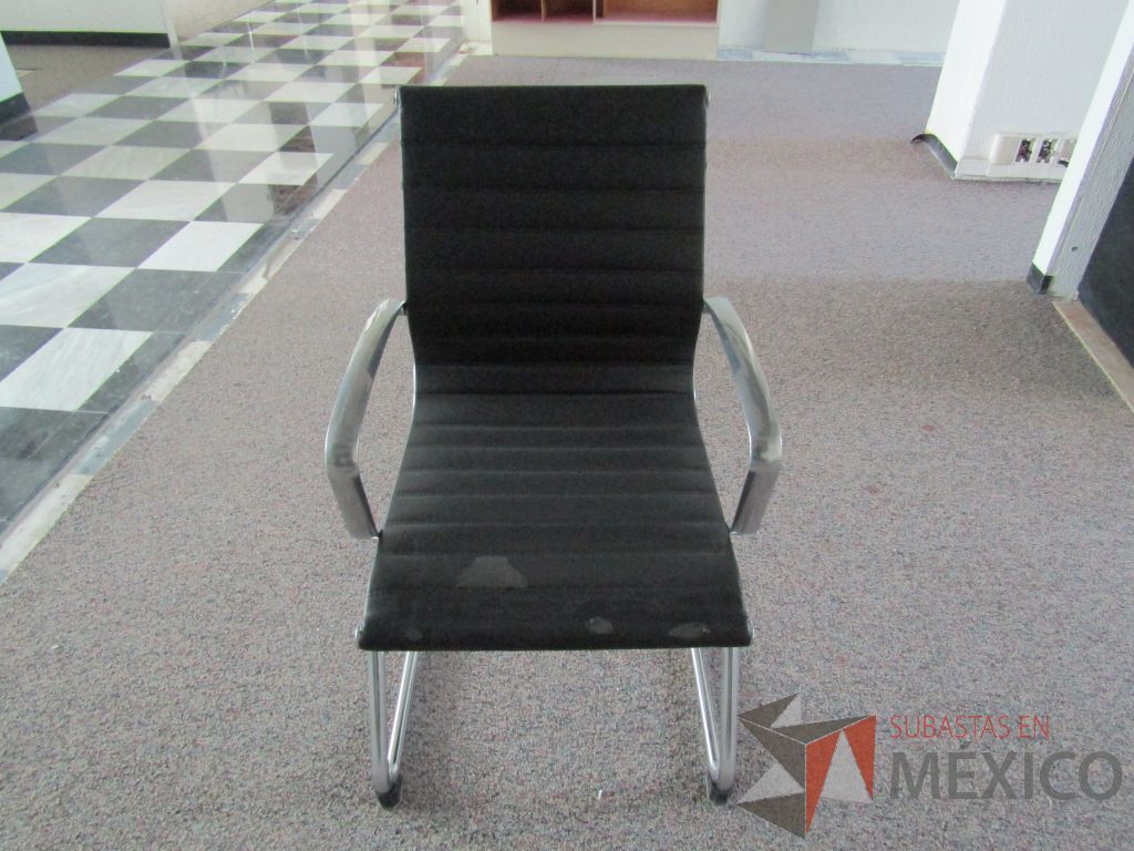 Lote 033 - 8 Silla de visita tipo trineo,con asiento y respaldo tipo piel color negro. (en mal estado) - Imagen 3