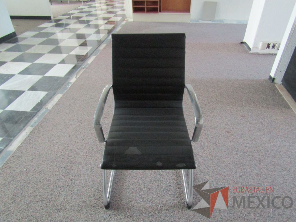 Lote 033 - 8 Silla de visita tipo trineo,con asiento y respaldo tipo piel color negro. (en mal estado) - Imagen 4