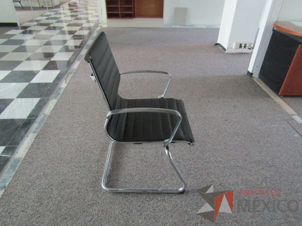 Lote 033 - 8 Silla de visita tipo trineo,con asiento y respaldo tipo piel color negro. (en mal estado) - Imagen 5