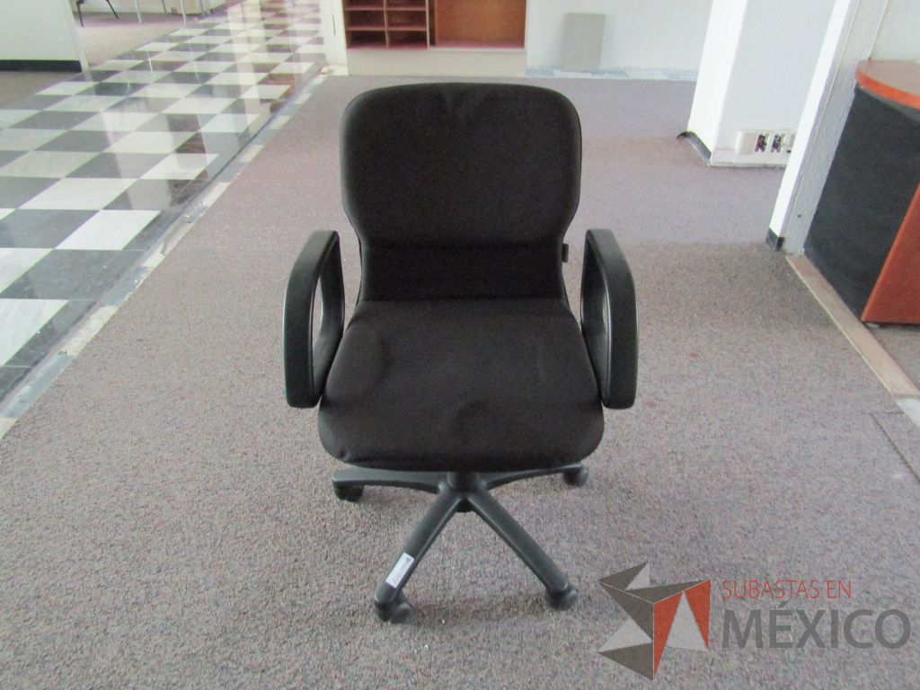 Lote 037 - 6 Sillas operativas con ruedas,descansabrazos fijo,asiento y respaldo en tela color negro.